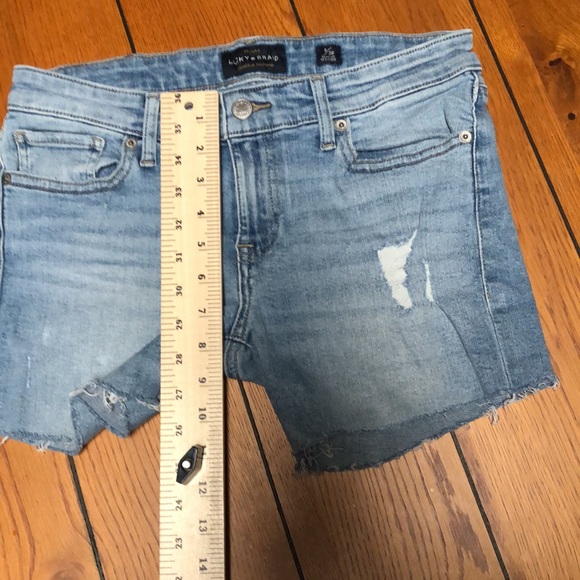 Lucky brand distressed cut off denim jean shorts size 6/28 - Picture 6 of 8